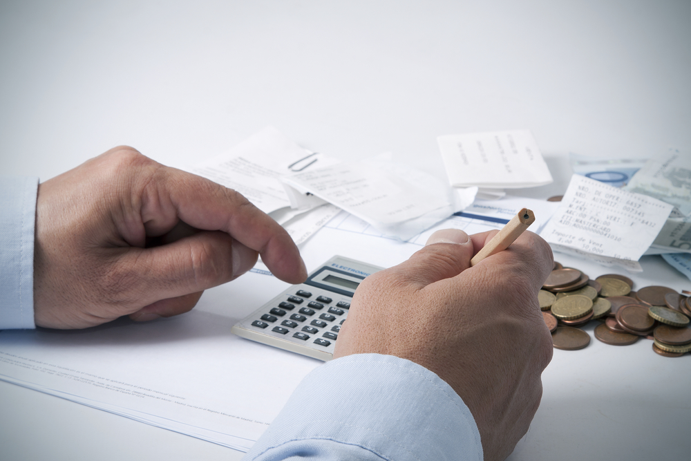 Цены падают — люди беднеют. Что не так с нашей экономикой?