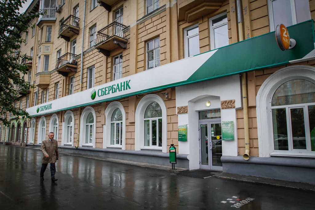 Сбербанк занялся доставкой продуктов