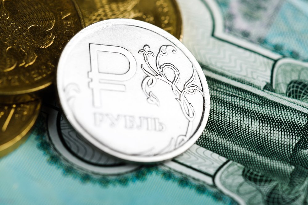 Рубль будет снижаться с середины года