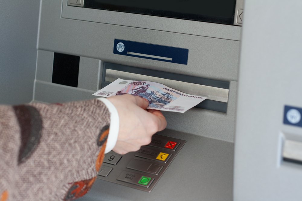 Комиссии за снятие наличных в России могут отменить