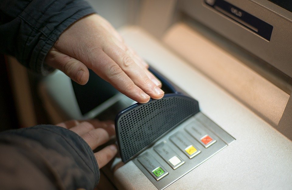 Visa: Более половины операций по картам в РФ — это снятие наличных